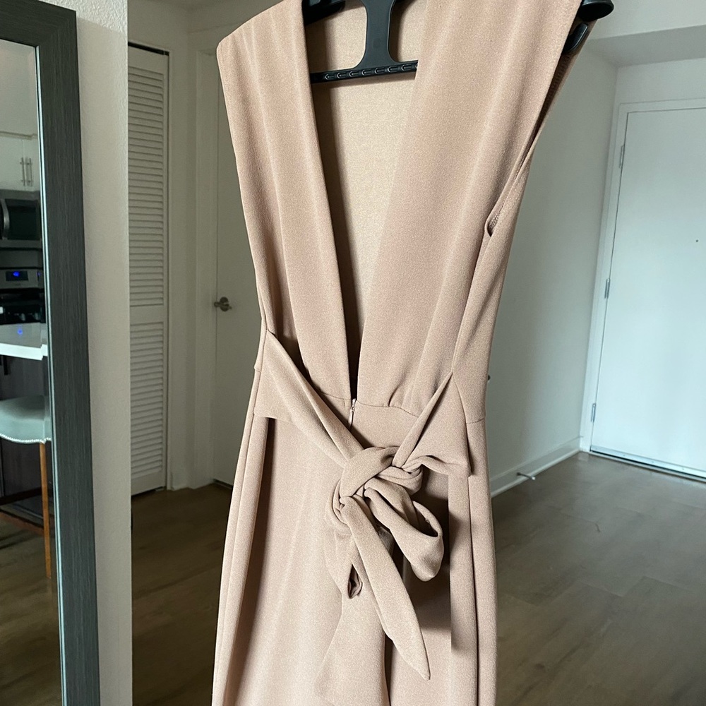 Nude deep-v jumpsuit with bow tie (front or back) - Picture 2 of 3
